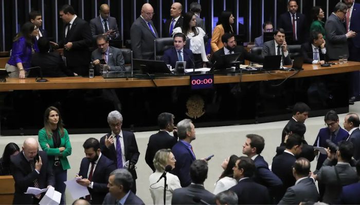  Câmara derruba voto secreto em PEC da Blindagem por falta de quórum 